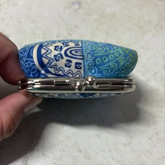 Vera Bradley Doodle Daisy Contact Case - Picture 4 of 5